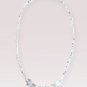 Collier perles blanches et papillon